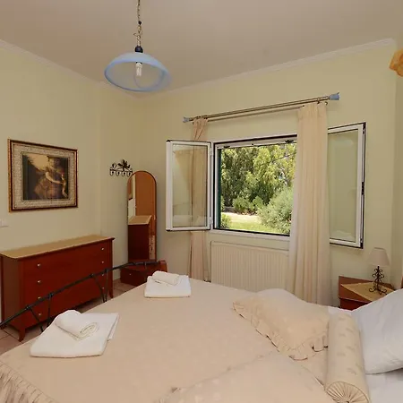 Roula's & Apartment *