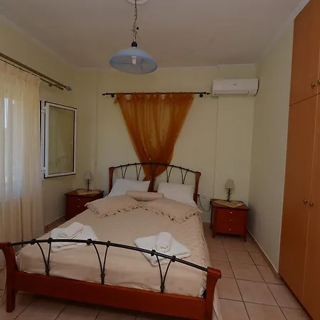 Roula's & Apartment *